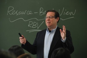 Professor Dunham in the classroom at Tsinghua. (Photo by Zhang Sihan)