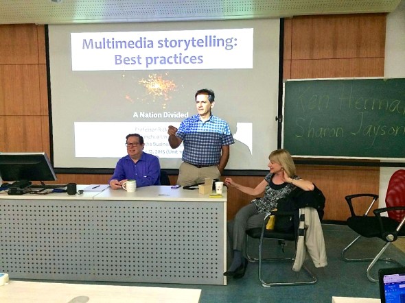 Ken Herman (center) talks to Global Business Journalism Program students, flanked by Rick Dunham (left) and Sharon Jayson (right).